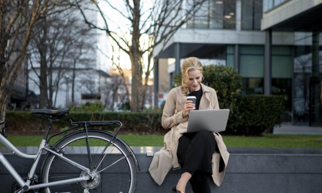 Women-sitting-outside-working-in-the-Netherlands